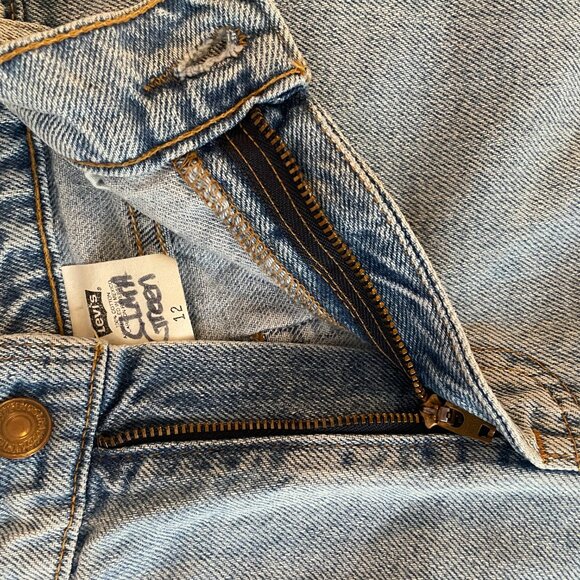 Vintage Levi's jean shorts - Picture 6 of 12